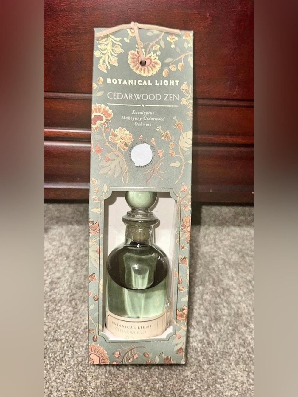 NWT- Botanical Light Cedarwood Zen Reed Diffuser Kit 100mL- Green Glass Bottle